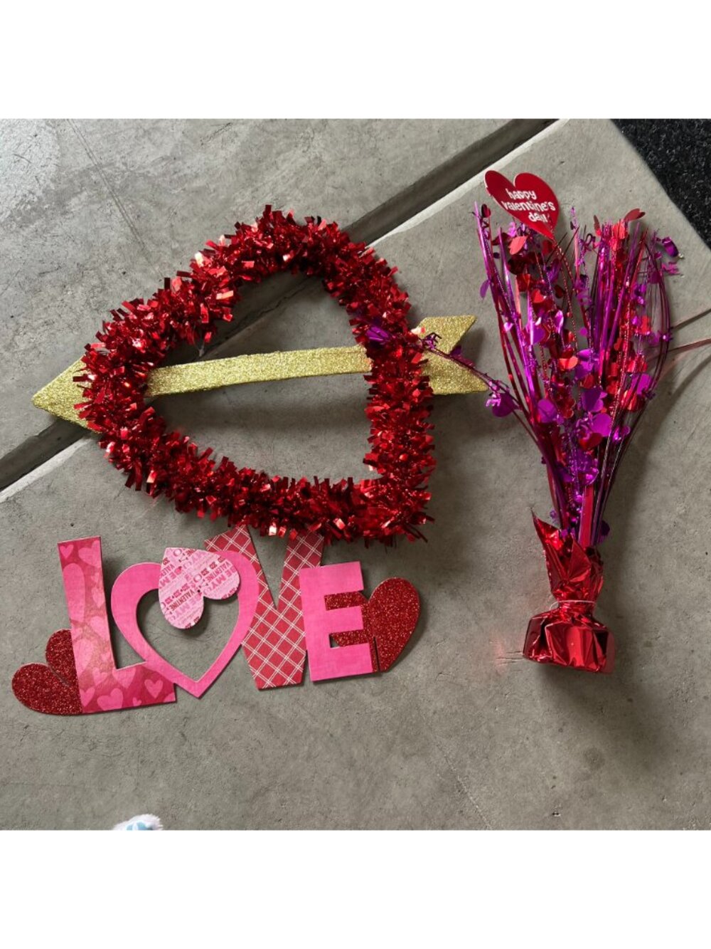 Valentine's Day Party Decorative Supplies Red Tinsel Heart-Shape w/ Script LOVE